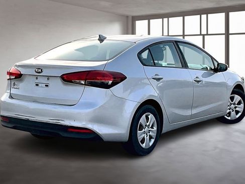 Used 2017 Kia Forte LX FWD image 4
