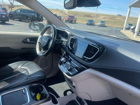 Used 2020 Chrysler Pacifica Limited w/ Advanced Safetytec Group image 9