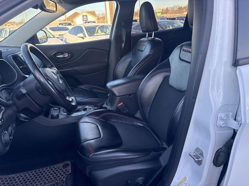 Used 2019 Jeep Cherokee Trailhawk w/ Comfort/Convenience Group image 8