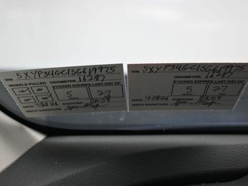 Used 2025 Kia Telluride EX w/ EX Captain's Chair Package FWD image 11