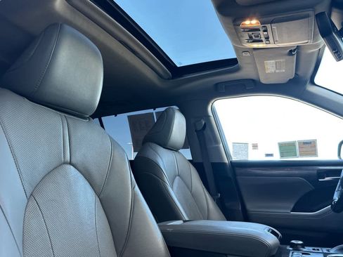 Used 2023 Toyota Highlander Limited image 19