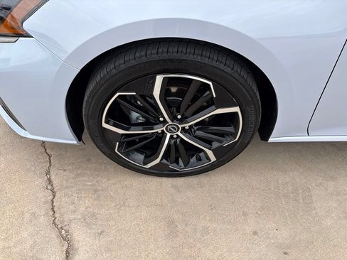 Used 2024 Nissan Altima 2.5 SR FWD image 9