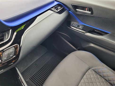 Certified 2022 Toyota C-HR XLE image 11