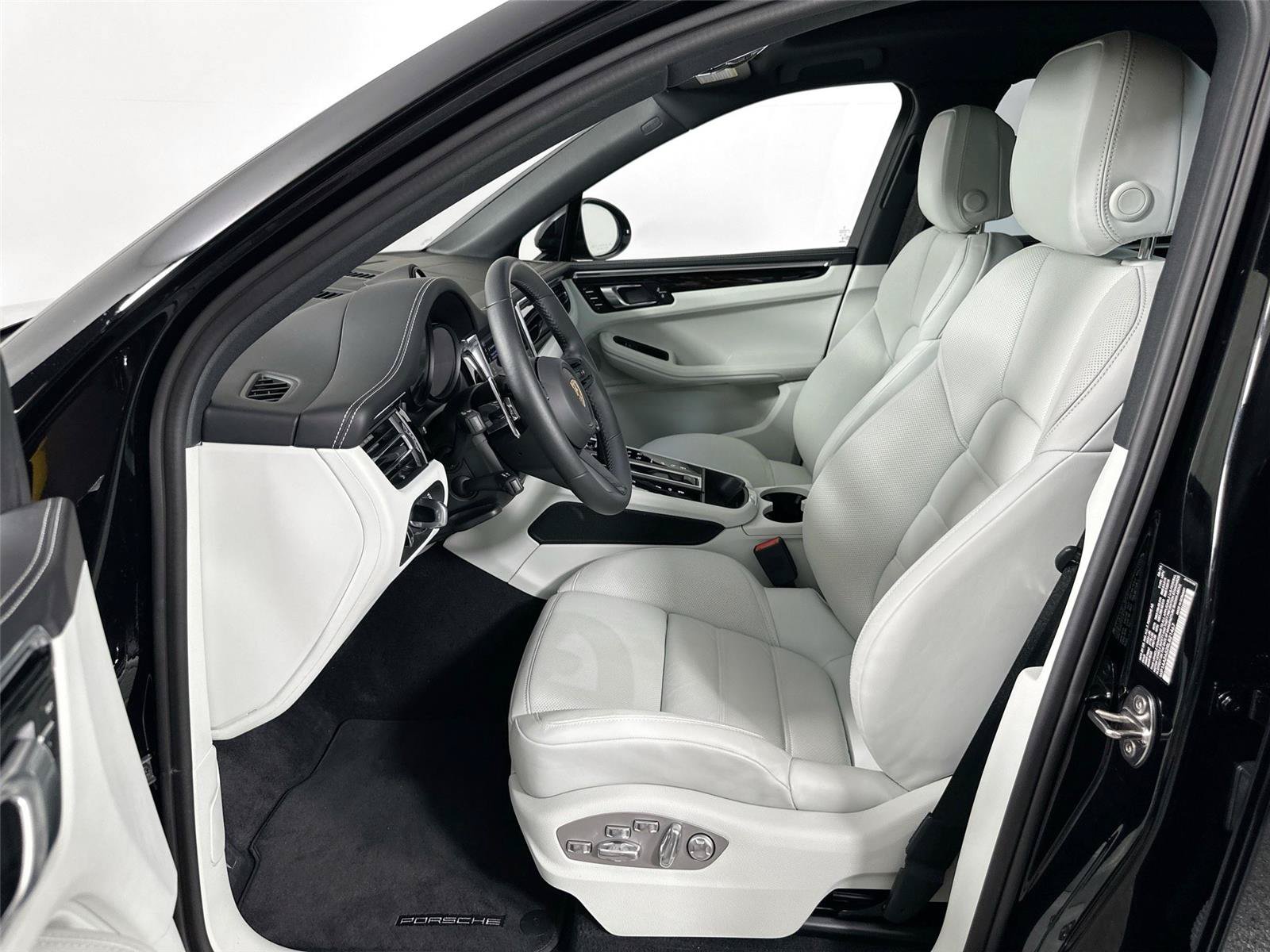 Certified 2024 Porsche Macan AWD/4WD image 5