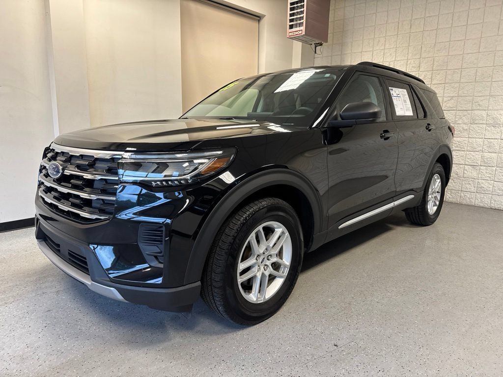 Used 2025 Ford Explorer Active AWD/4WD image 2