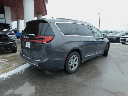 Used 2023 Chrysler Pacifica Limited image 9