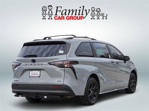 Used 2025 Toyota Sienna XLE Woodland Edition image 4