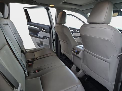 Used 2019 Toyota Highlander XLE w/ Carpet Mat Package (TMS) AWD/4WD image 13