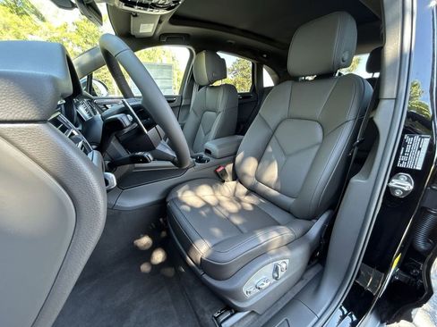 Certified 2025 Porsche Macan image 7