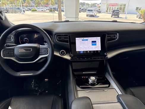 Used 2024 Jeep Wagoneer Series II image 28