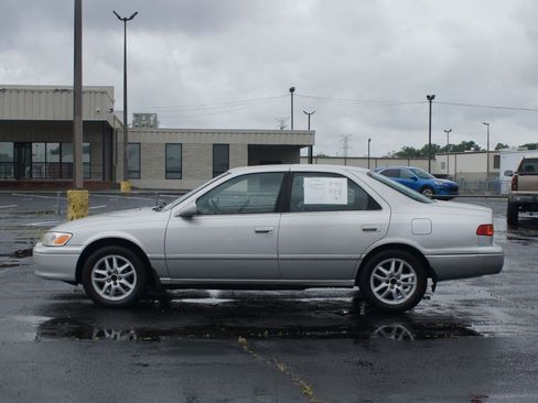 Used 2001 Toyota Camry XLE FWD image 8