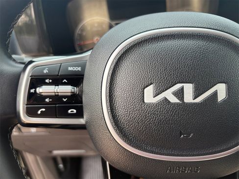 Used 2022 Kia Sorento EX image 25