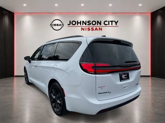 Used 2025 Chrysler Pacifica Limited FWD image 6