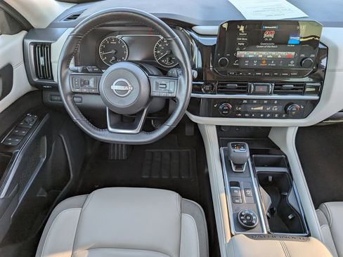 Used 2025 Nissan Pathfinder SL AWD/4WD image 10
