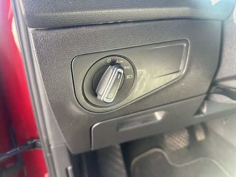 Used 2018 Volkswagen Tiguan SE image 18