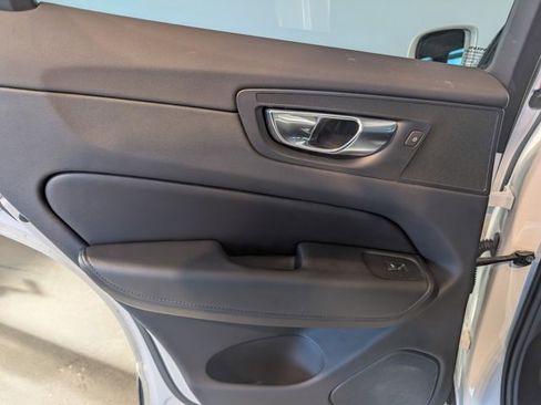 Used 2023 Volvo XC60 B5 Plus image 24