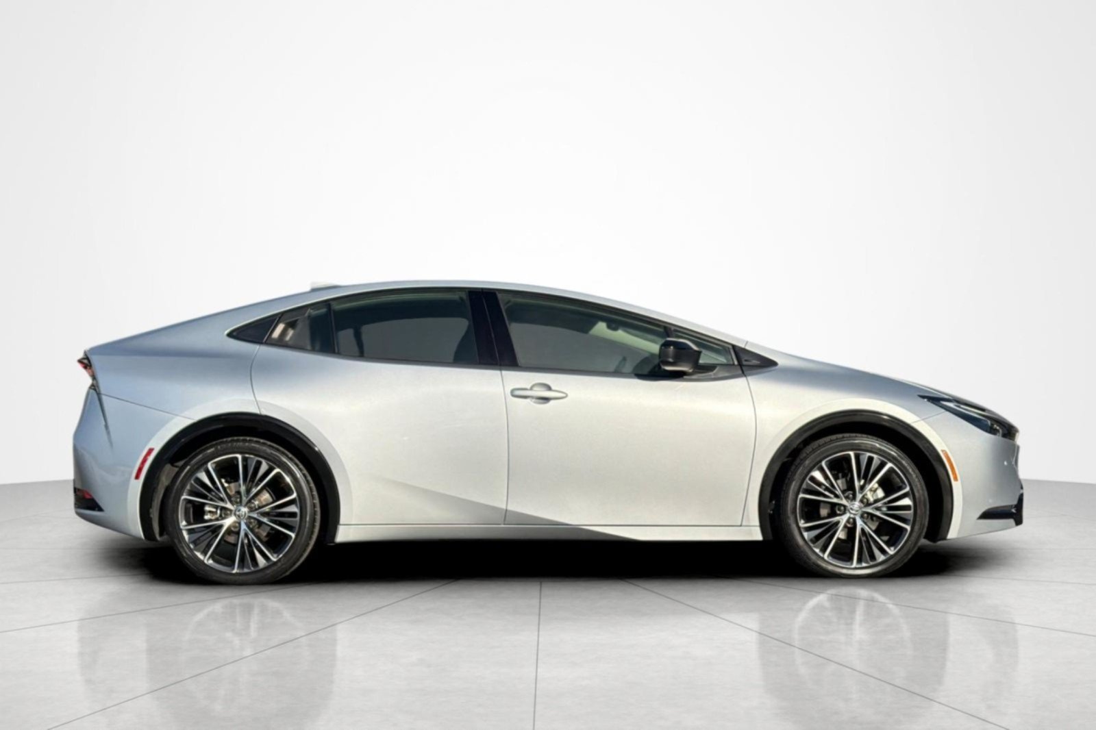 Used 2024 Toyota Prius XLE FWD image 6