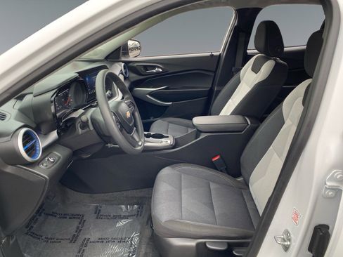 Used 2025 Chevrolet Trax LS image 9