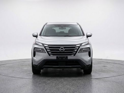 Used 2025 Nissan Rogue SV image 2