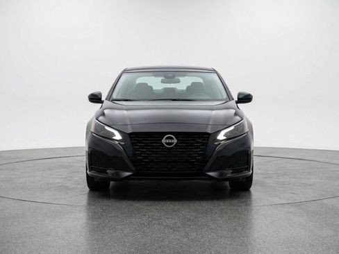 Used 2025 Nissan Altima 2.5 SV image 2