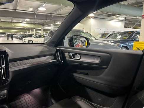Used 2022 Volvo XC40 T5 R-Design w/ Advanced Package image 25