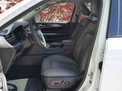 Used 2023 Jeep Grand Cherokee L Laredo AWD/4WD image 3
