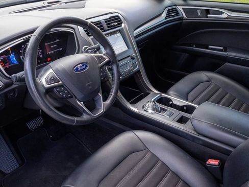 Used 2017 Ford Fusion SE w/ Equipment Group 201A FWD image 4