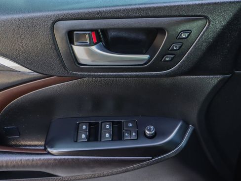 Used 2017 Toyota Highlander Limited image 38