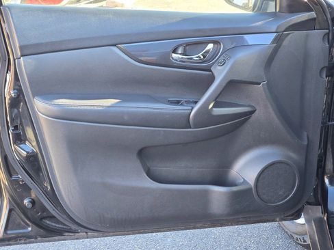 Used 2020 Nissan Rogue SV image 18