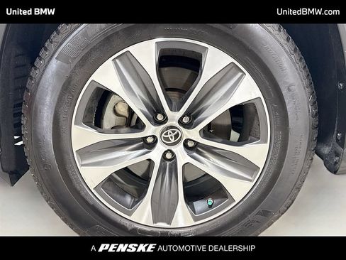 Used 2023 Toyota Highlander XLE FWD image 2