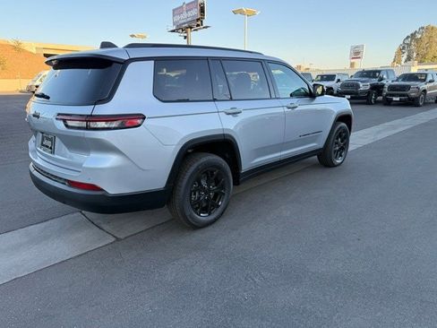 New 2025 Jeep Grand Cherokee L Laredo image 6