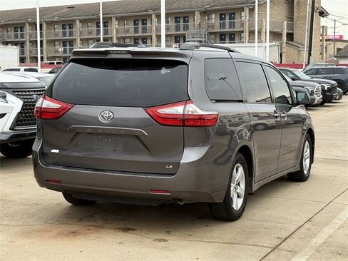 Used 2019 Toyota Sienna LE image 4