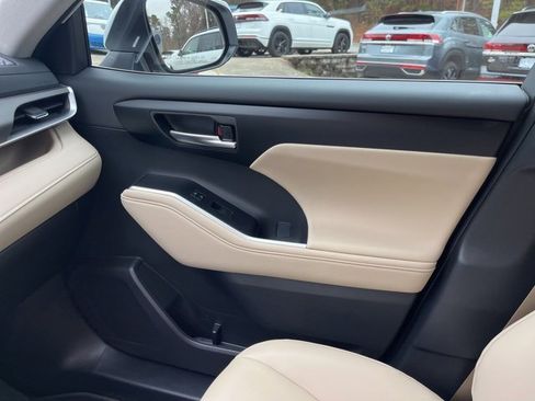 Used 2025 Toyota Highlander XLE image 30