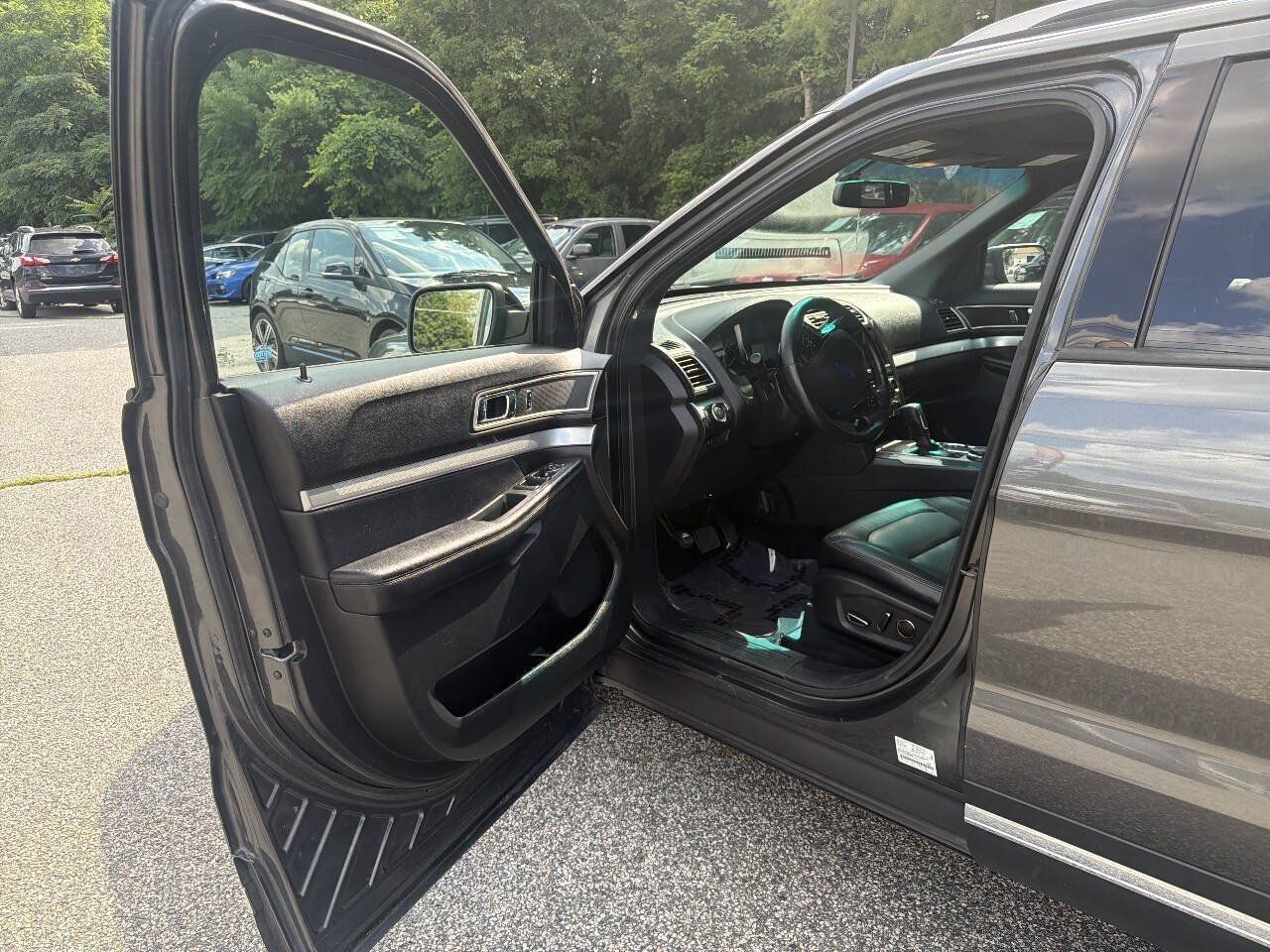 Used 2017 Ford Explorer XLT w/ Equipment Group 202A AWD/4WD image 9