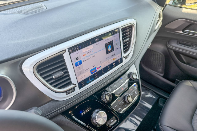 New 2026 Chrysler Pacifica Select AWD/4WD image 19