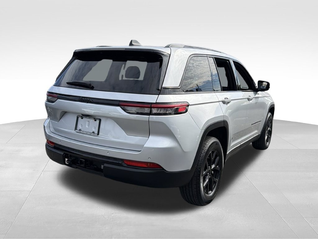 Used 2024 Jeep Grand Cherokee Altitude RWD image 8