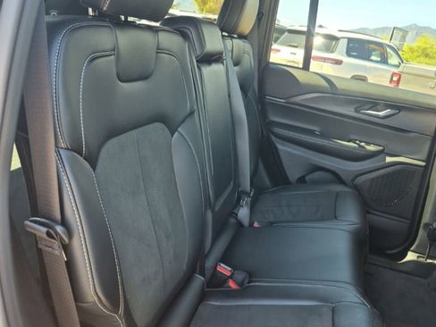 Used 2025 Jeep Grand Cherokee Altitude image 30