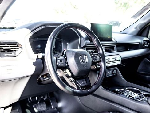 Used 2025 Honda Pilot Black Edition image 15