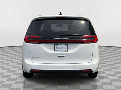 Used 2023 Chrysler Pacifica Touring-L FWD image 6
