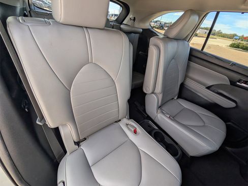 Used 2021 Toyota Highlander XLE image 26