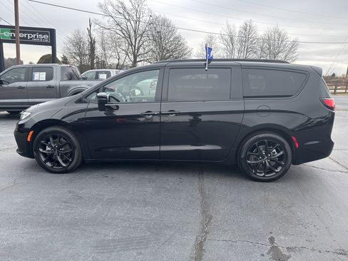 Used 2025 Chrysler Pacifica Limited image 8