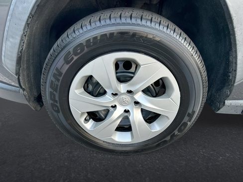 Used 2021 Toyota RAV4 LE FWD image 10