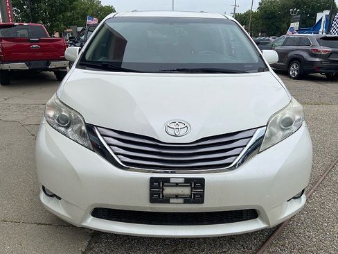 Used 2017 Toyota Sienna XLE w/ XLE Navigation Package FWD image 9