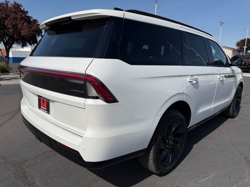 New 2026 Lincoln Navigator Reserve w/ Jet Appearance Package AWD/4WD image 3