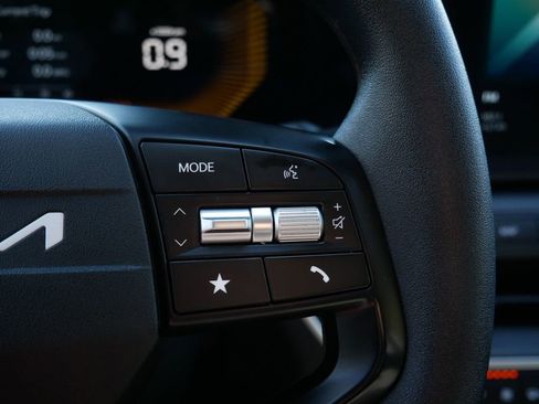 Used 2025 Kia K4 LXS image 19