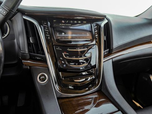 Used 2018 Cadillac Escalade Luxury image 26