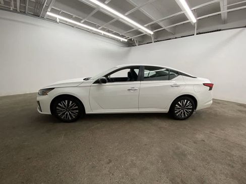 Used 2025 Nissan Altima 2.5 SV image 3