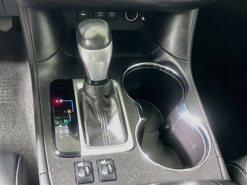 Used 2018 Toyota Highlander SE FWD image 24
