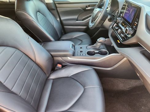 Used 2023 Toyota Highlander XLE FWD image 17