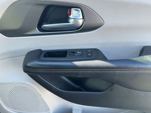 Used 2020 Chrysler Pacifica Touring-L image 15